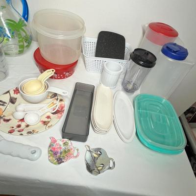 Lot 591 Large lot of plastic ware