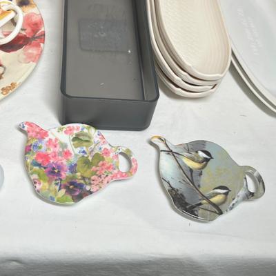 Lot 591 Large lot of plastic ware