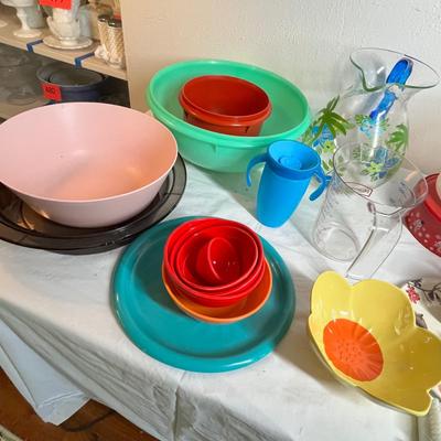 Lot 591 Large lot of plastic ware