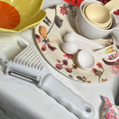 Lot 591 Large lot of plastic ware