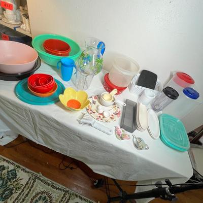 Lot 591 Large lot of plastic ware
