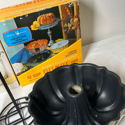 Lot 592 Bakeware