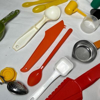 Lot 594 Vintage plastic utensils