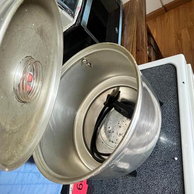 Lot 602 Lot of tin cook ware bake ware