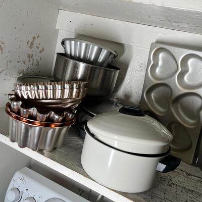 Lot 603 Tin cook ware & bake ware