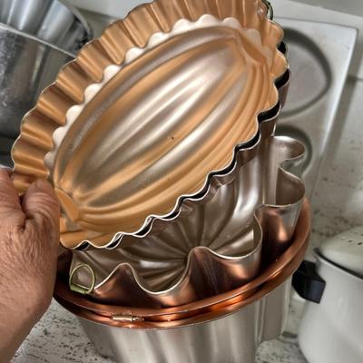 Lot 603 Tin cook ware & bake ware