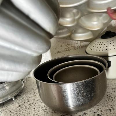 Lot 603 Tin cook ware & bake ware