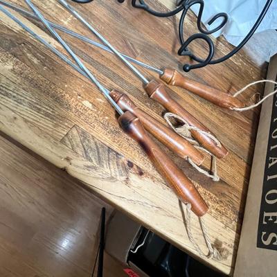 Lot 604 wire holders and other