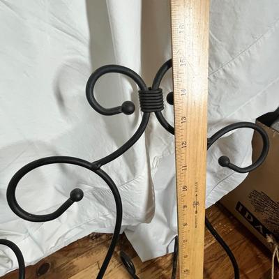 Lot 604 wire holders and other