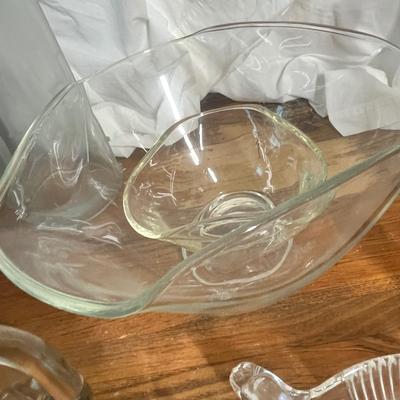 Lot 608 Glass items