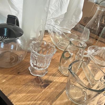 Lot 608 Glass items