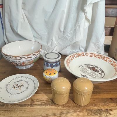 Lot 609 Pottery lot