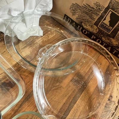 Lot 610 Baking dishware