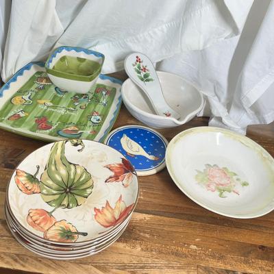 Lot 612 Assorted serving pieces