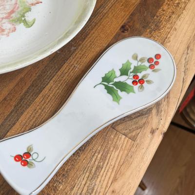 Lot 612 Assorted serving pieces