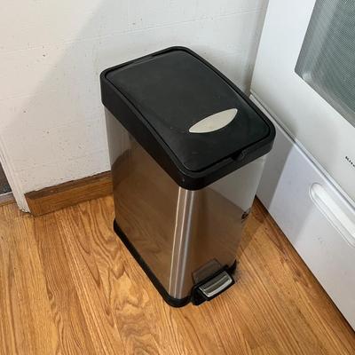 Lot 614 Flip top trash can