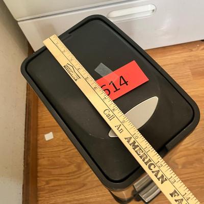 Lot 614 Flip top trash can