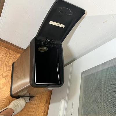 Lot 614 Flip top trash can