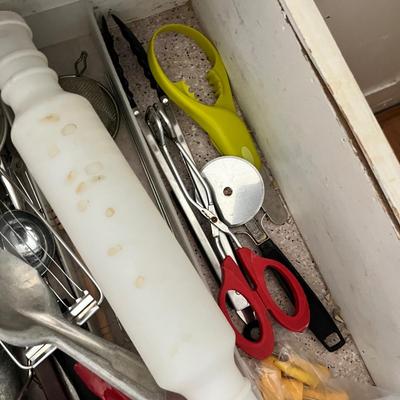 Lot 625 Drawer of utensils