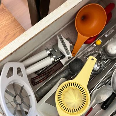 Lot 625 Drawer of utensils