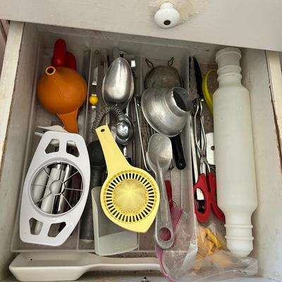 Lot 625 Drawer of utensils