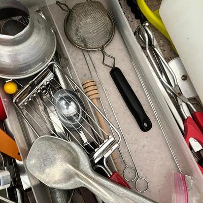 Lot 625 Drawer of utensils