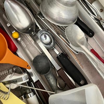 Lot 625 Drawer of utensils