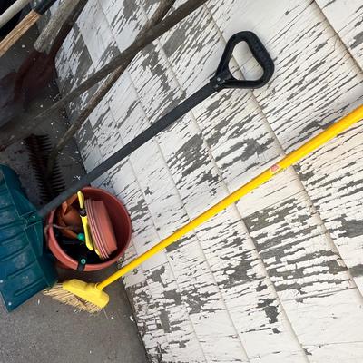 Lot 631 Yard tools