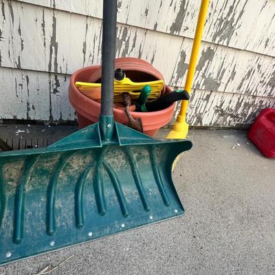 Lot 631 Yard tools