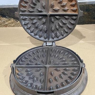 Vintage #8 2pc cast iron waffle maker