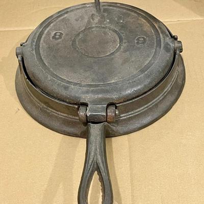 Vintage #8 2pc cast iron waffle maker