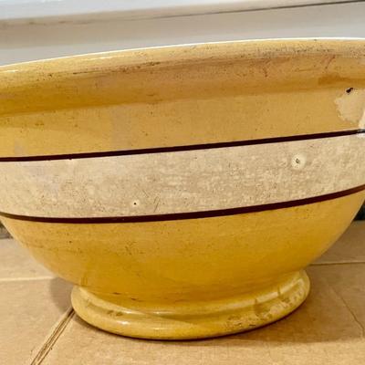 Vintage yellow ringed batter bowl