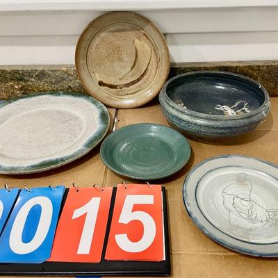 Mixed 5pc lot of hand-thrown pottery plates & bowls