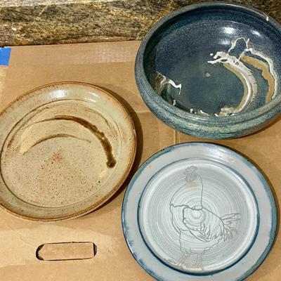Mixed 5pc lot of hand-thrown pottery plates & bowls
