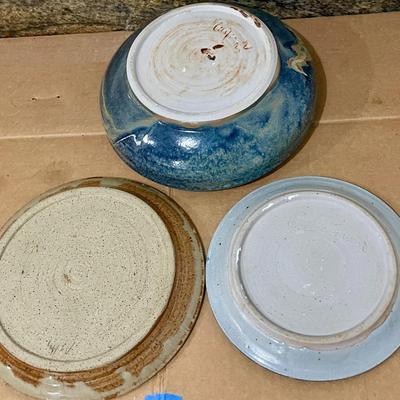 Mixed 5pc lot of hand-thrown pottery plates & bowls