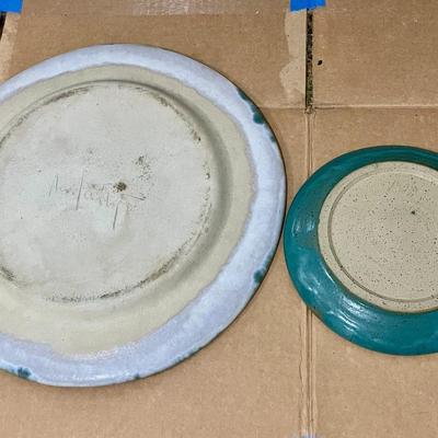 Mixed 5pc lot of hand-thrown pottery plates & bowls