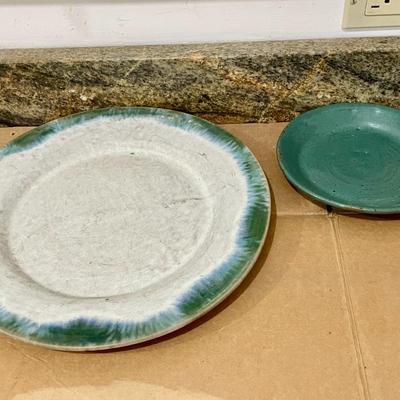 Mixed 5pc lot of hand-thrown pottery plates & bowls