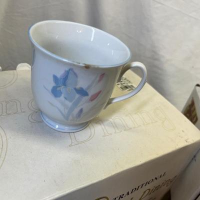 Lot 654 80s Dinnerware boxed