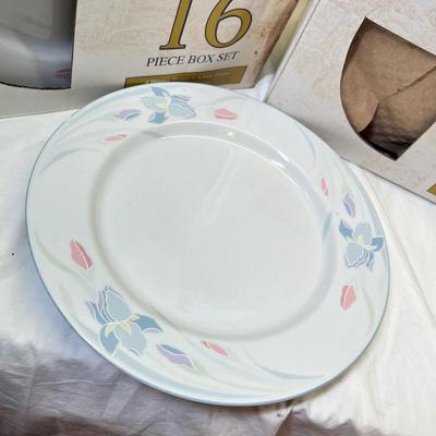 Lot 654 80s Dinnerware boxed