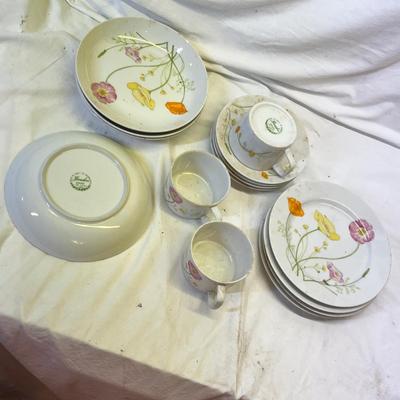 Lot 664 Floral dinnerware