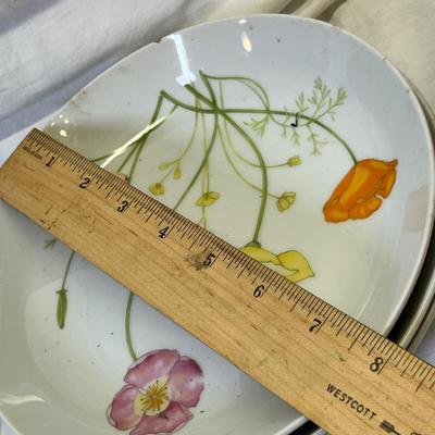 Lot 664 Floral dinnerware