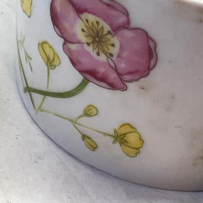 Lot 664 Floral dinnerware