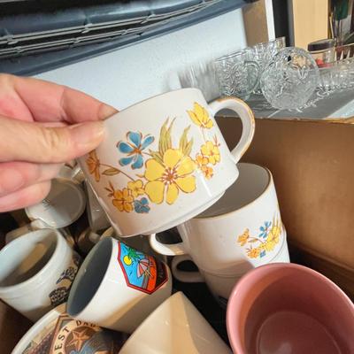 Lot 672 Box of mugs