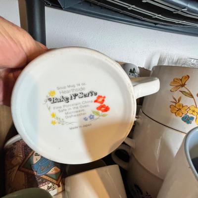 Lot 672 Box of mugs