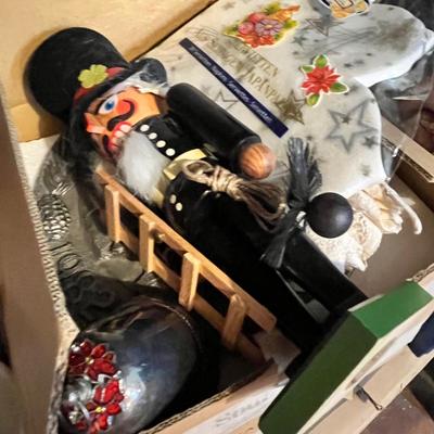 Lot 690 Christmas Decor