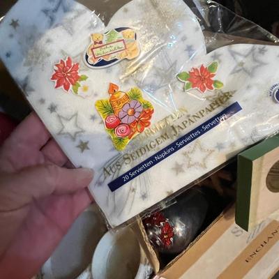 Lot 690 Christmas Decor