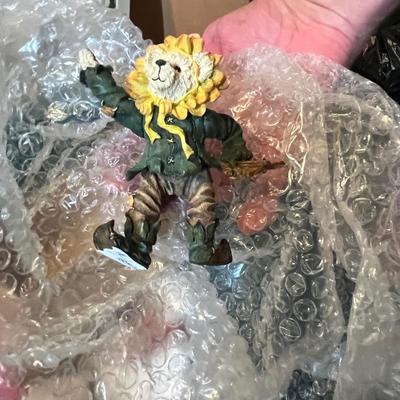 Lot 699 Tote of ornaments