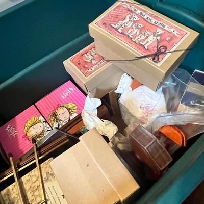 Lot 699 Tote of ornaments