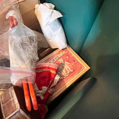 Lot 699 Tote of ornaments