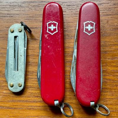 Two Victorinox Swiss Army knives + manicure